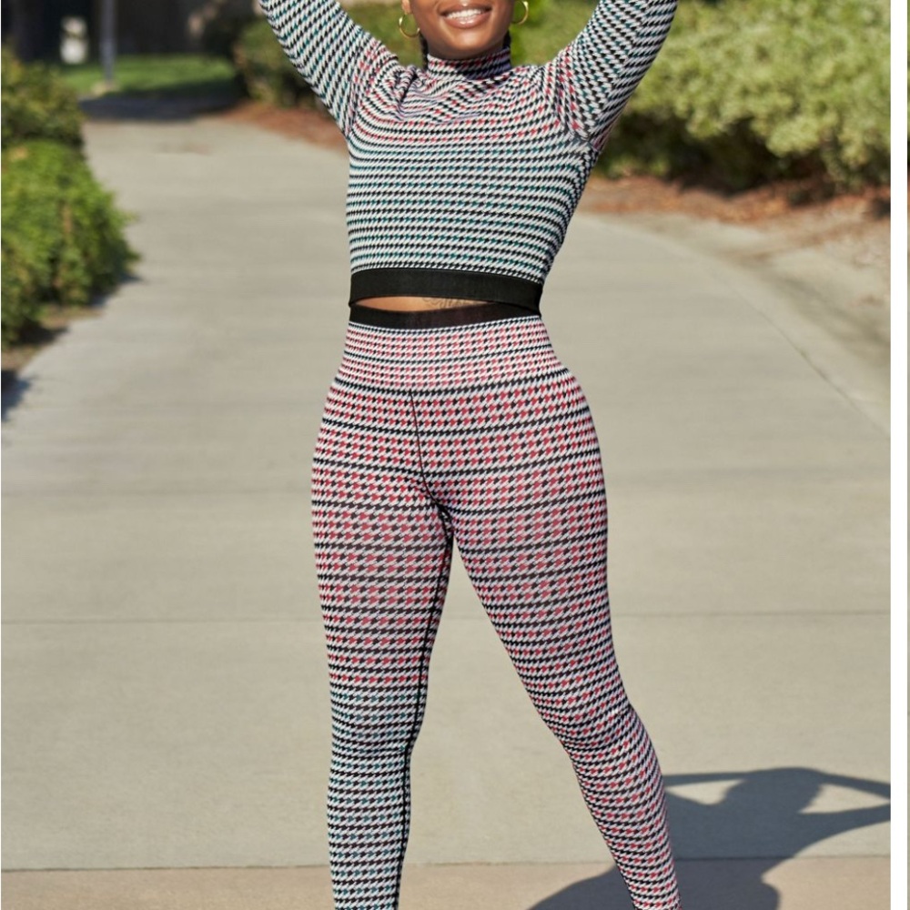 ✨ Fabletics Seamless Outfit – Size L ✨ Black, Red and Green Patterned
